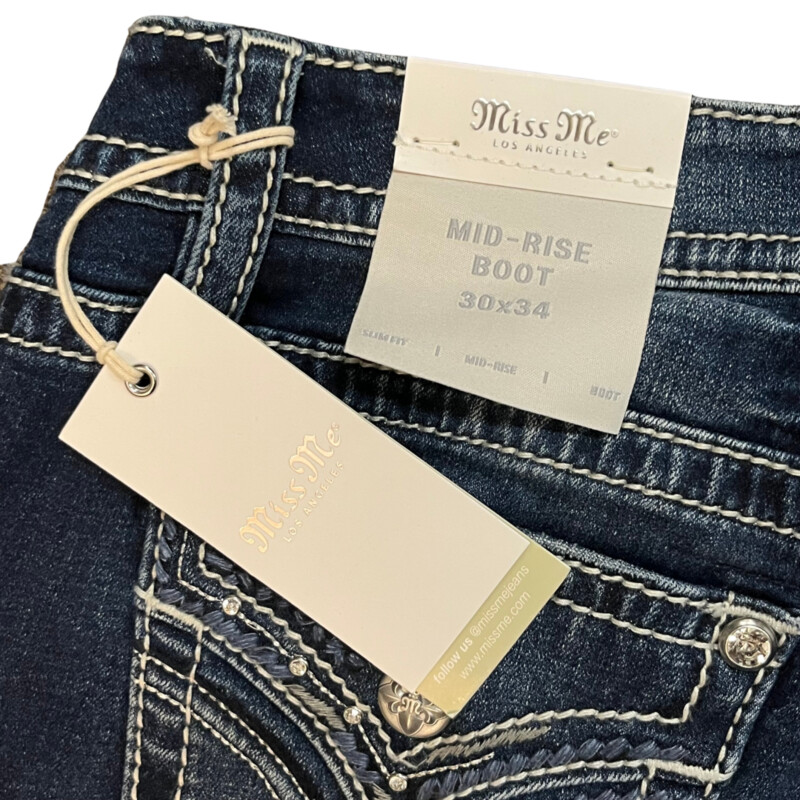 New Miss Me Jeans<br />
Mid Rise Boot<br />
Embellished back Pocket<br />
Color: Dark Blue<br />
Size: 30x34<br />
Retail for $109.00