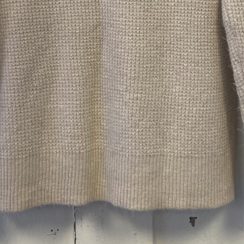 Cream Sweater<br />
Cream<br />
Size: Medium