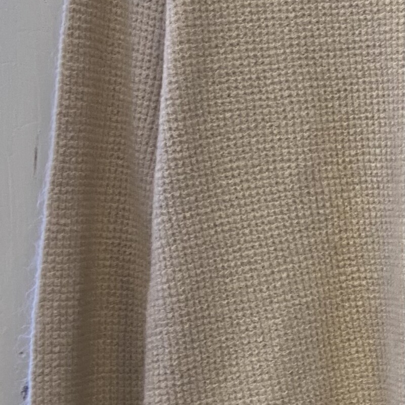 Cream Sweater<br />
Cream<br />
Size: Medium