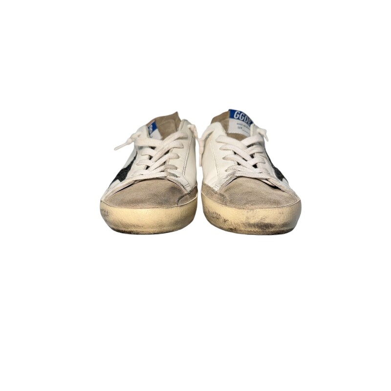 Golden Goose White Pink Sneakers<br />
Size  36<br />
Comes with original box .