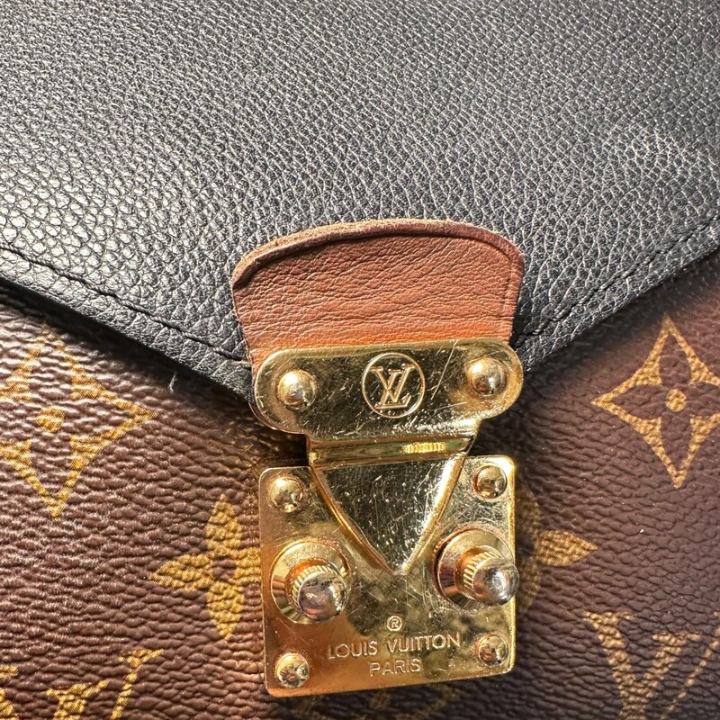 Louis Vuitton Pallas Chain Shoulder Bag<br />
<br />
Date Code:<br />
CA5106<br />
<br />
Dimensions:<br />
Length: 11 in<br />
Height: 7 in<br />
Width: 2 in<br />
Drop: 11.5 in<br />
Drop: 21 in<br />
<br />
Does not come with original dust bag or box.<br />
<br />
Wear to the front hardware and throughout the bag.