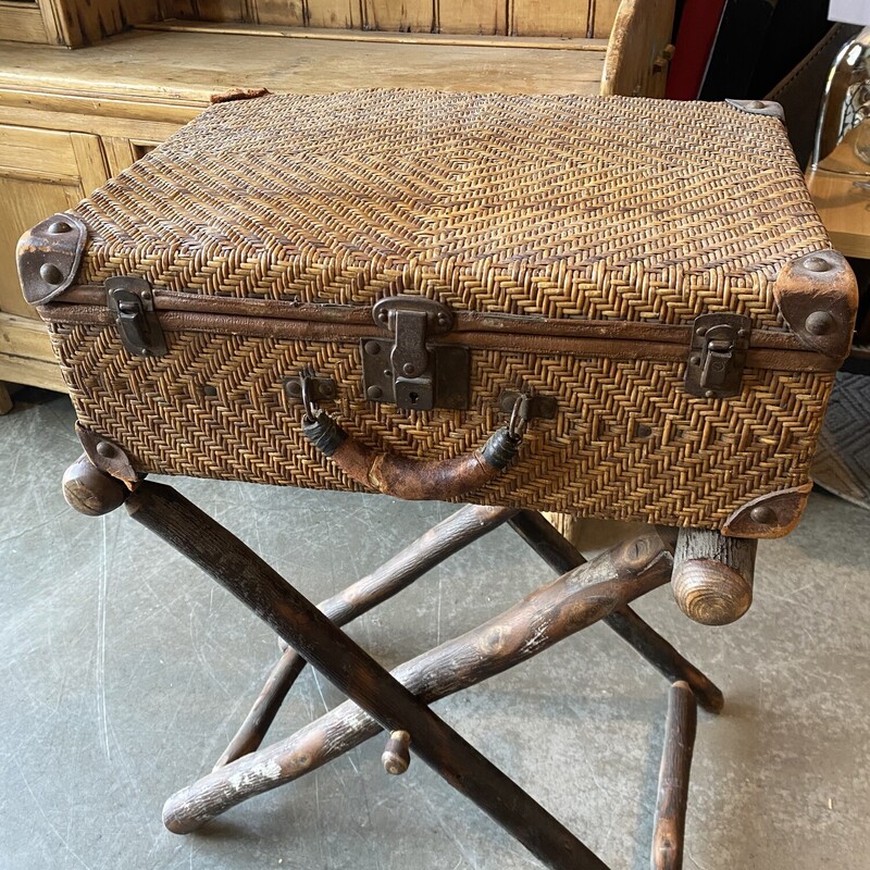 Vintage Straw Suitcase

Size: 21Lx15Wx8H