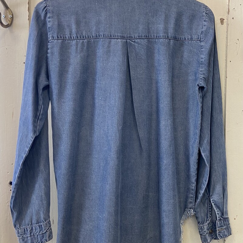 Den Distress Bttn Shirt<br />
Blue<br />
Size: Small