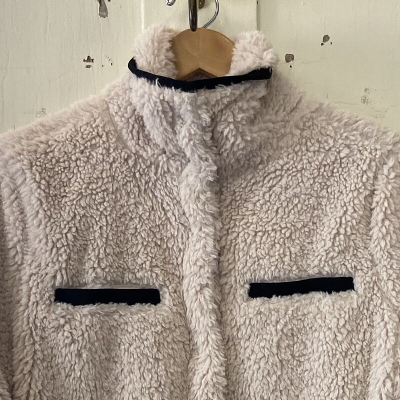 Crm Fuzzy Snap Jacket<br />
Cream<br />
Size: Medium