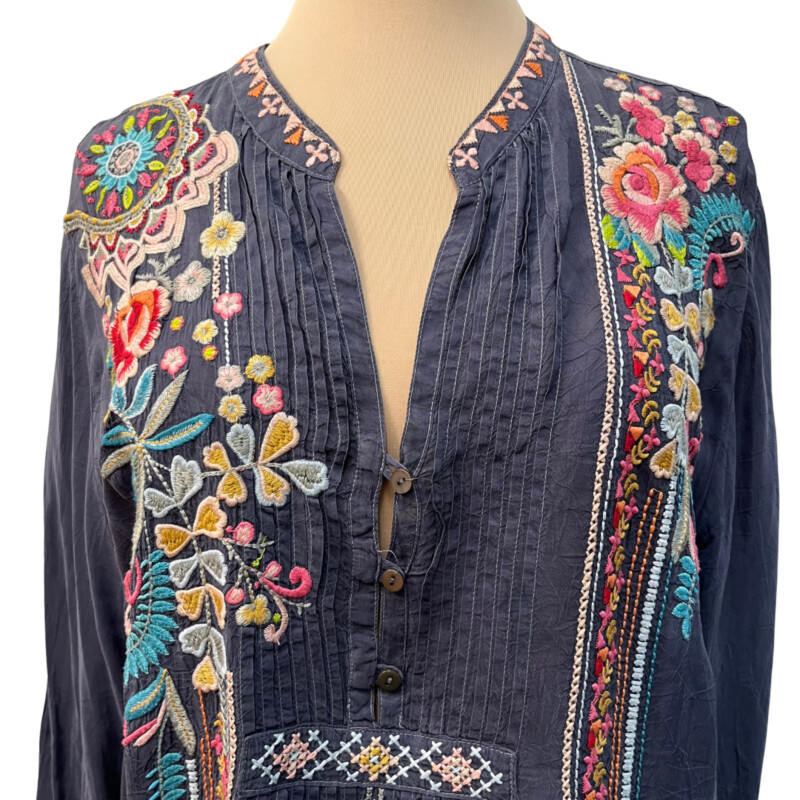 Johnny Was Tunic/Dress<br />
Embroidered Detail<br />
Gray with Teal, Red, Pink, Blue, Green and Yellow<br />
Size: XL