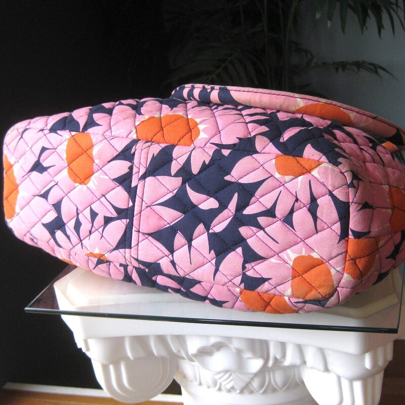 Vera Bradley Alice bag in splashy PINK DAISIES print.<br />
navy blue with pink and orange flowers.<br />
Kiss lock frame<br />
two round handles<br />
one outsidepocket<br />
6 slip pockets and one zippered pocket inside.<br />
great shape, the handles show a bit of darkness from being held.<br />
<br />
13 x 11.5 x 4<br />
handle drop: 8.5<br />
<br />
thanks for looking!<br />
#80378