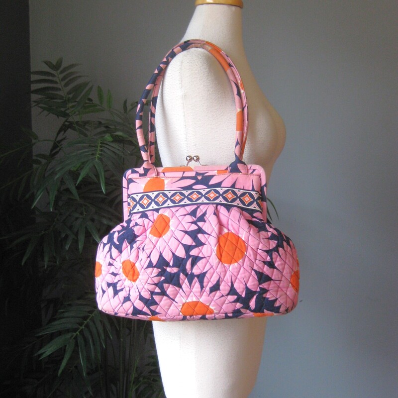 Vera Bradley Alice bag in splashy PINK DAISIES print.<br />
navy blue with pink and orange flowers.<br />
Kiss lock frame<br />
two round handles<br />
one outsidepocket<br />
6 slip pockets and one zippered pocket inside.<br />
great shape, the handles show a bit of darkness from being held.<br />
<br />
13 x 11.5 x 4<br />
handle drop: 8.5<br />
<br />
thanks for looking!<br />
#80378