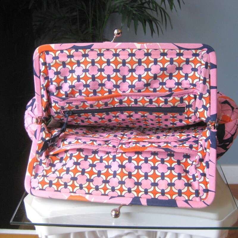 Vera Bradley Alice bag in splashy PINK DAISIES print.<br />
navy blue with pink and orange flowers.<br />
Kiss lock frame<br />
two round handles<br />
one outsidepocket<br />
6 slip pockets and one zippered pocket inside.<br />
great shape, the handles show a bit of darkness from being held.<br />
<br />
13 x 11.5 x 4<br />
handle drop: 8.5<br />
<br />
thanks for looking!<br />
#80378