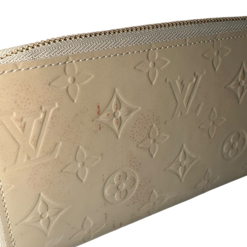 Louis Vuitton Vernis Wallet
Cream/Light Yellow
Size: OS

Stains throughout the vernis patent leather. Shown in photos

Date Code:SP1172

7.7 x 4.1 x 1 inches
(Length x Height x Width)

Does not come with original dust bag or box.