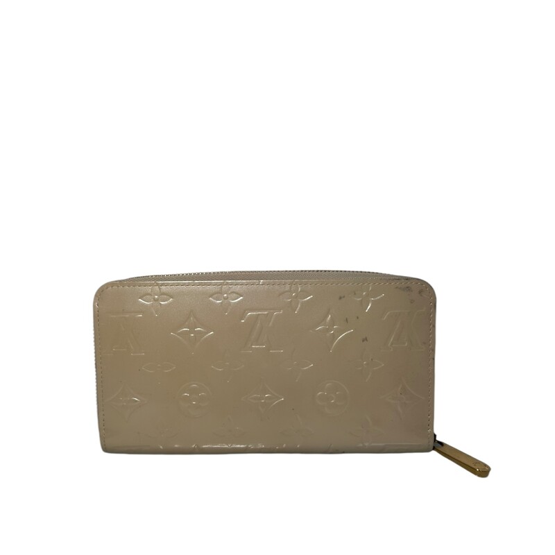 Louis Vuitton Vernis Wallet
Cream/Light Yellow
Size: OS

Stains throughout the vernis patent leather. Shown in photos

Date Code:SP1172

7.7 x 4.1 x 1 inches
(Length x Height x Width)

Does not come with original dust bag or box.