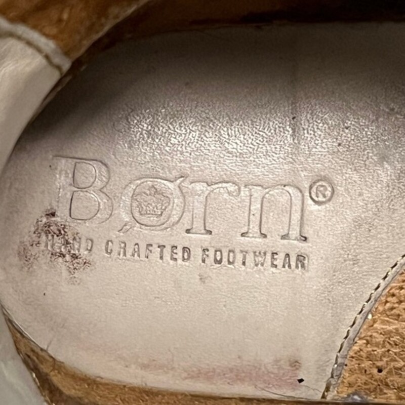 Born Tomahawk Boots<br />
Vintage 2000s<br />
Super cozy and unique style- perfect for winter<br />
Cream genuine leather foot with wool tribal print shaft<br />
Colors: Cream, Gray, Mustard, Brown, and Green<br />
Size: 9