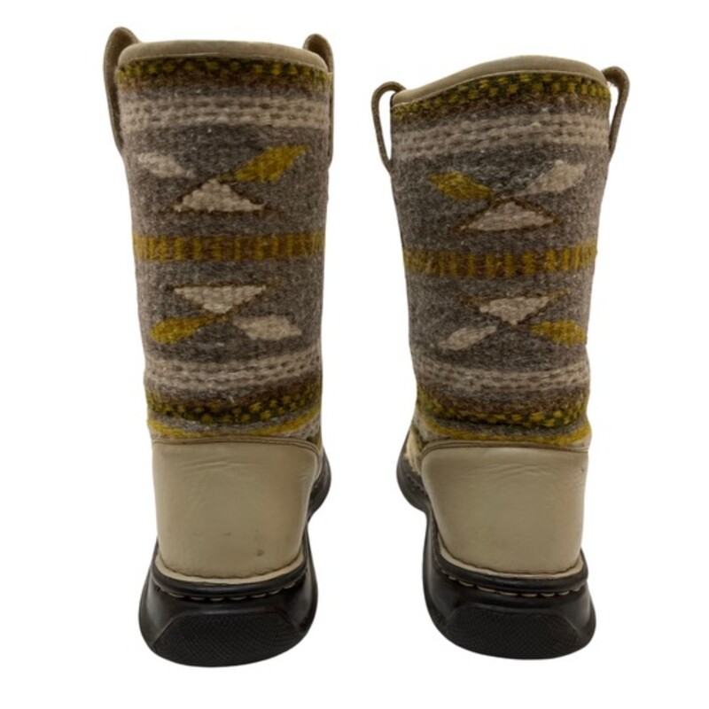 Born Tomahawk Boots<br />
Vintage 2000s<br />
Super cozy and unique style- perfect for winter<br />
Cream genuine leather foot with wool tribal print shaft<br />
Colors: Cream, Gray, Mustard, Brown, and Green<br />
Size: 9