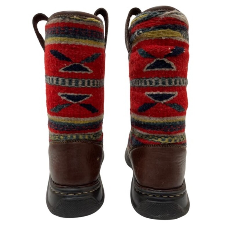 Born Tomahawk Boots<br />
Vintage 2000s<br />
Super cozy and unique style- perfect for winter<br />
Cream genuine leather foot with wool tribal print shaft<br />
Colors: Brown, Red, Teal, Navy, yellow, and Cream<br />
Size: 9<br />
<br />
Toes have water marks...see photo