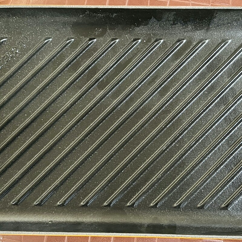 Le Creuset, Grill Pan
Size: 9x15