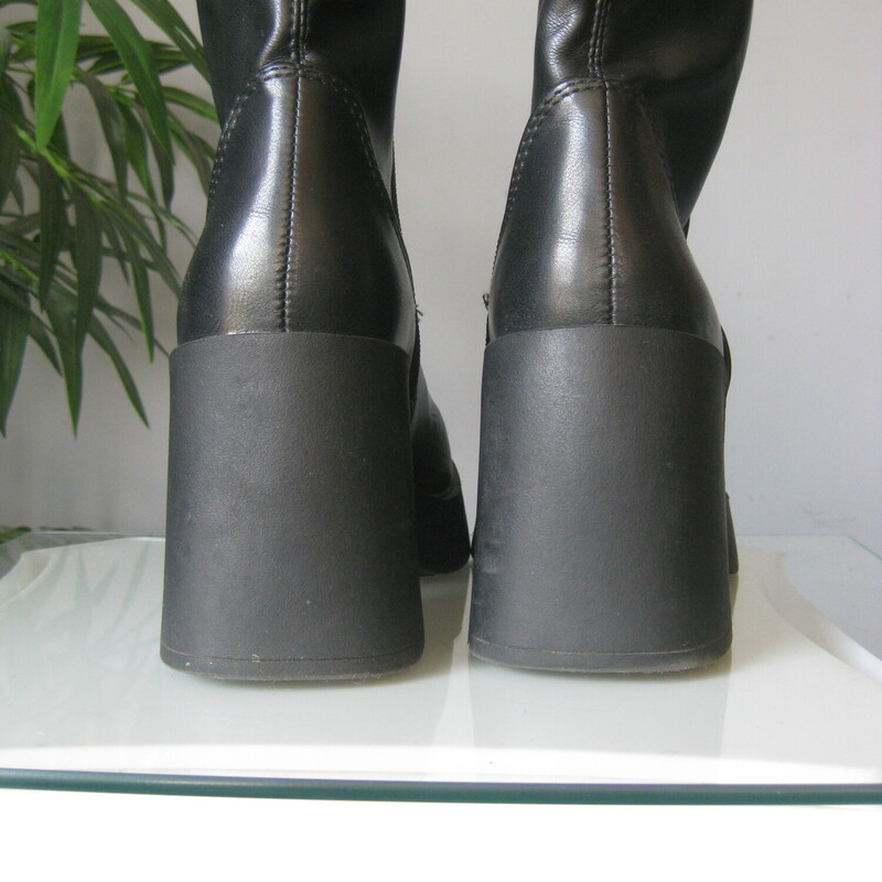 Cool pair of platform ankle boots by Steve Madden<br />
They're called shadow<br />
faux leather uppers with 3.5 block heel and 1.24 platform<br />
side zippers<br />
all manmade materials<br />
Size 7<br />
Thanks for looking!<br />
#81242