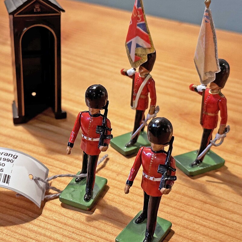 5 Pieces Lead Queen Guards

1990 W. British Co.
Hand Painted
Range in Height From 2.5 to 4 Inches