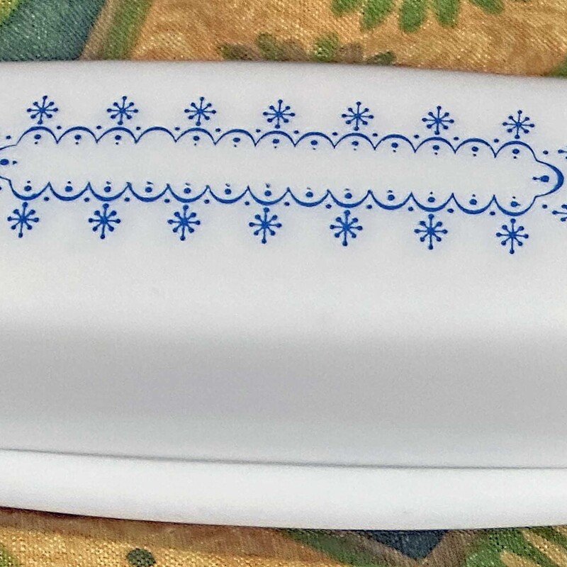 Pyrex Snowflake Butter Dish
None, Size: 7x4x3
Vintage Puyres Snowflake Garland butter dish in white and blue.  In very good conditoin with no chips or cracks.