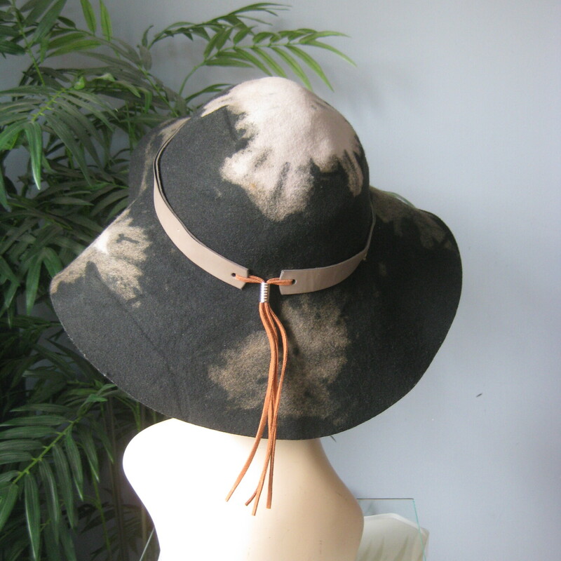 Hatch Wool Floppy Brim, Brown, Size: None<br />
Dramatic winter hat in black felt with photo-imprint style stylized tan leaves all over.<br />
The crown is very round and is surrounded by a leather band that is finished at the back with cool leather tassels.<br />
There is a drawstring inside that allows you to adjust the fit.<br />
the hat measures 16 across<br />
easily packable, won't loose it's shape.<br />
by Hatch<br />
excellent condition.<br />
<br />
thanks for looking!<br />
#80662