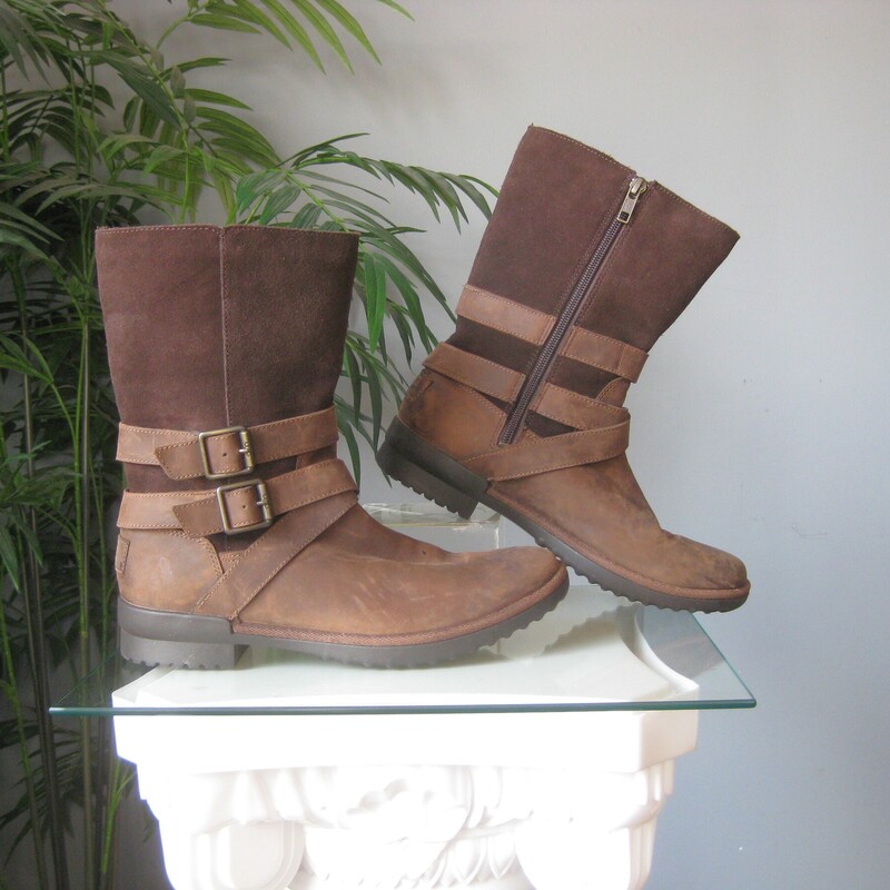 Uggs Buckle Leather, Brown, Size: 8<br />
Brown suede and leather harness boots from UGG<br />
These are their Lorna model<br />
mid calf shaft<br />
side zippers<br />
edgy straps give it the biker engineer look<br />
a bit of shearling and other warm lining materials add cushion and warmth<br />
Size 8<br />
these are used, great condition with some minor scuffs as shown.<br />
I have NOT applied leather cleaner or conditioner to these.<br />
thanks for looking!<br />
#81239