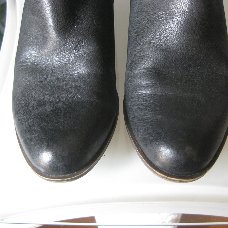 Lucky Brand Shearling, Black, Size: 7.5<br />
Black leather ankle boots from Lucky Brand<br />
These are Banterr2<br />
Faux shearling / Sherpa lined<br />
side zippered.<br />
stack 1.5 heel.<br />
Great used condition.<br />
thanks for looking!<br />
#79344