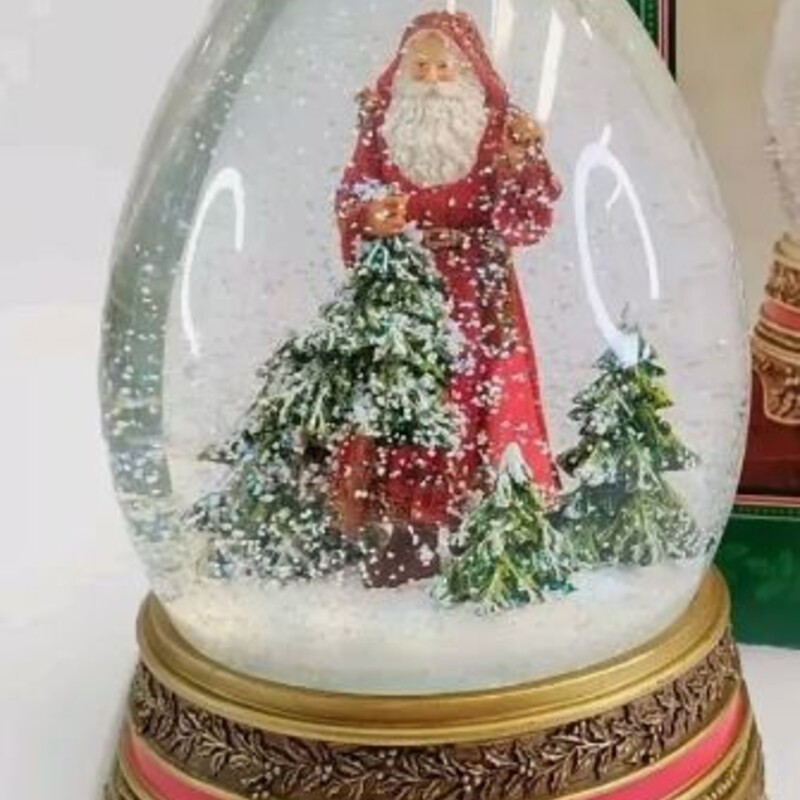 Hallmark Father Christmas Musical Snowglobe
Plays Deck the Halls
Xmas Gold
Size: 5.5x8.5H