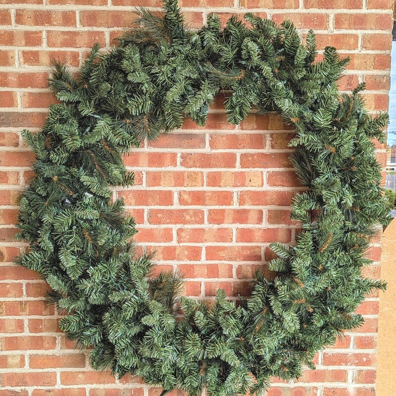 Outdoor Lit Christmas Wreath
Green
Size: 53
Comes Apart into 4 Connected Pieces for Storage