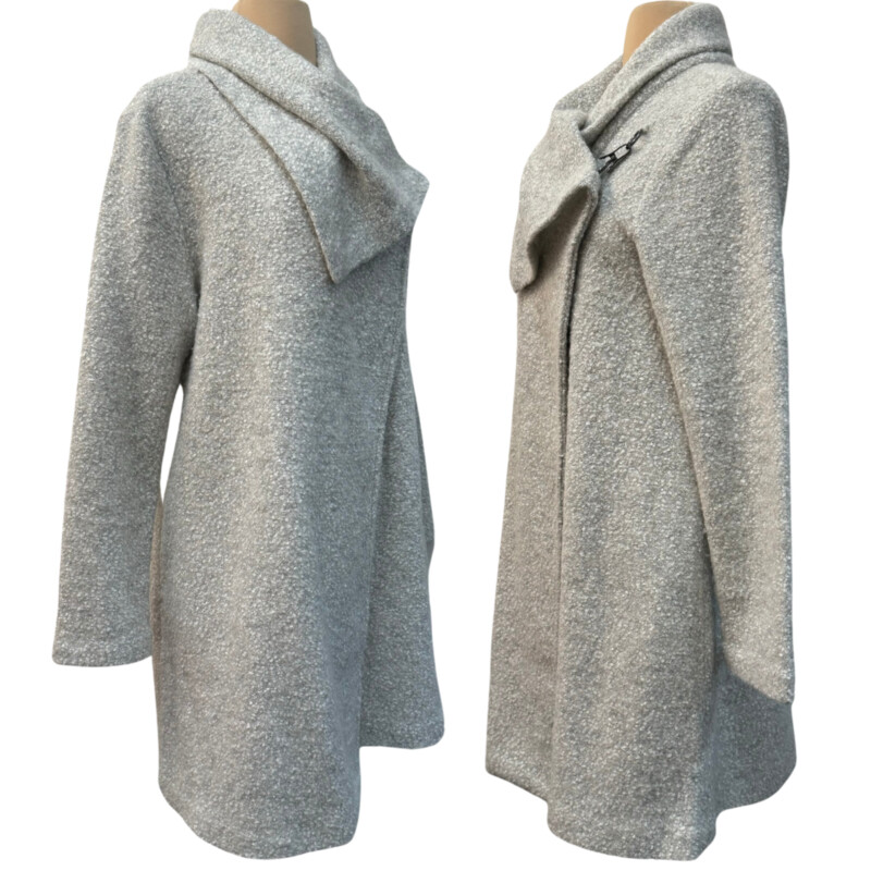 Max Studio Wrap Coat<br />
Has Pockets<br />
Wool Blend<br />
Color: Marled Gray and White<br />
Size: Medium