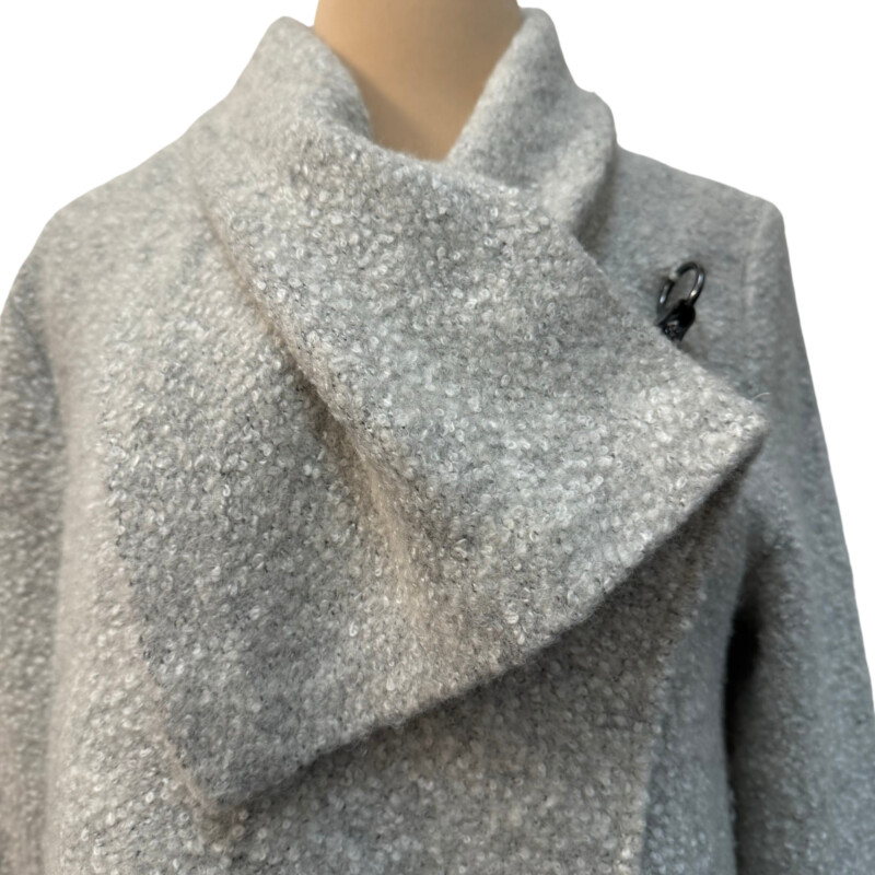 Max Studio Wrap Coat<br />
Has Pockets<br />
Wool Blend<br />
Color: Marled Gray and White<br />
Size: Medium