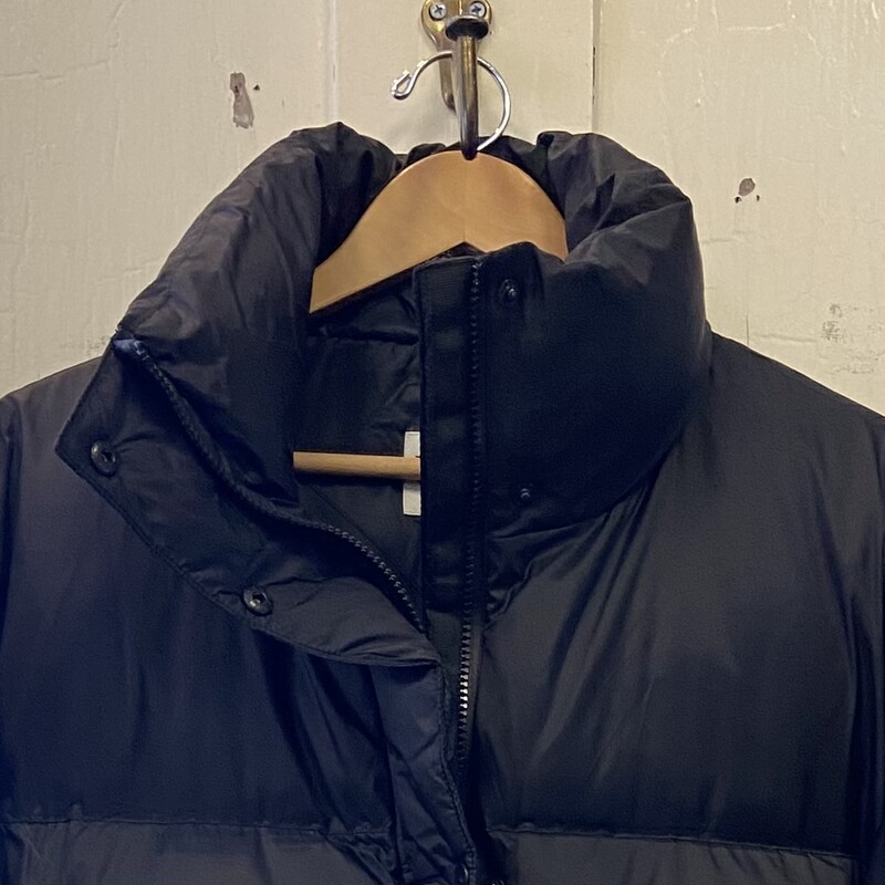 NWT Blk Puffer Coat<br />
Black<br />
Size: L R $198