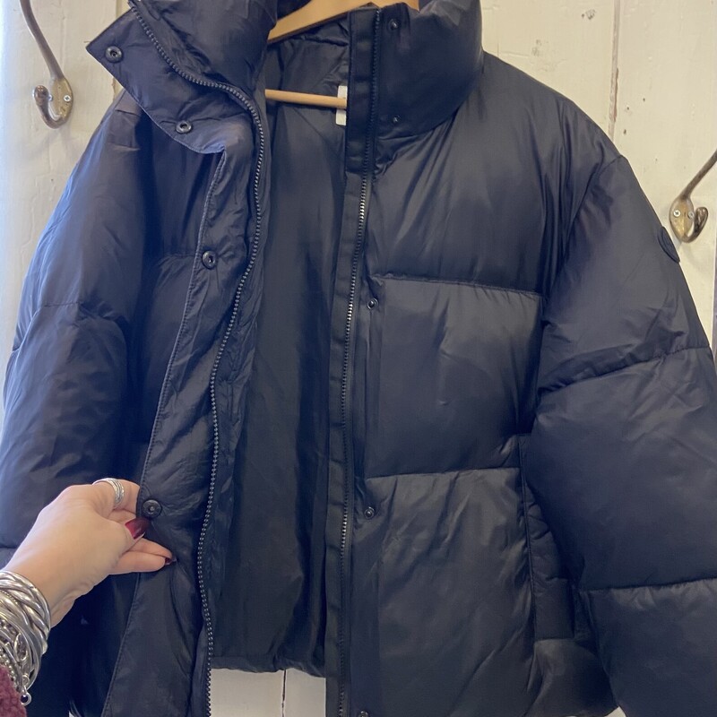 NWT Blk Puffer Coat<br />
Black<br />
Size: L R $198