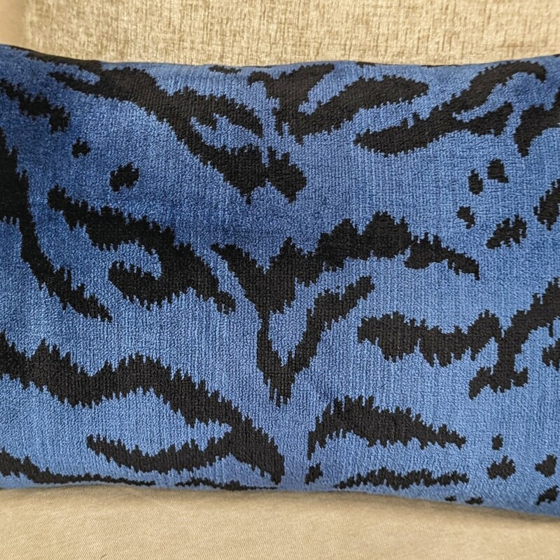 Velvet Down Lumbar Pillow
Black Blue Size: 17 x 11W