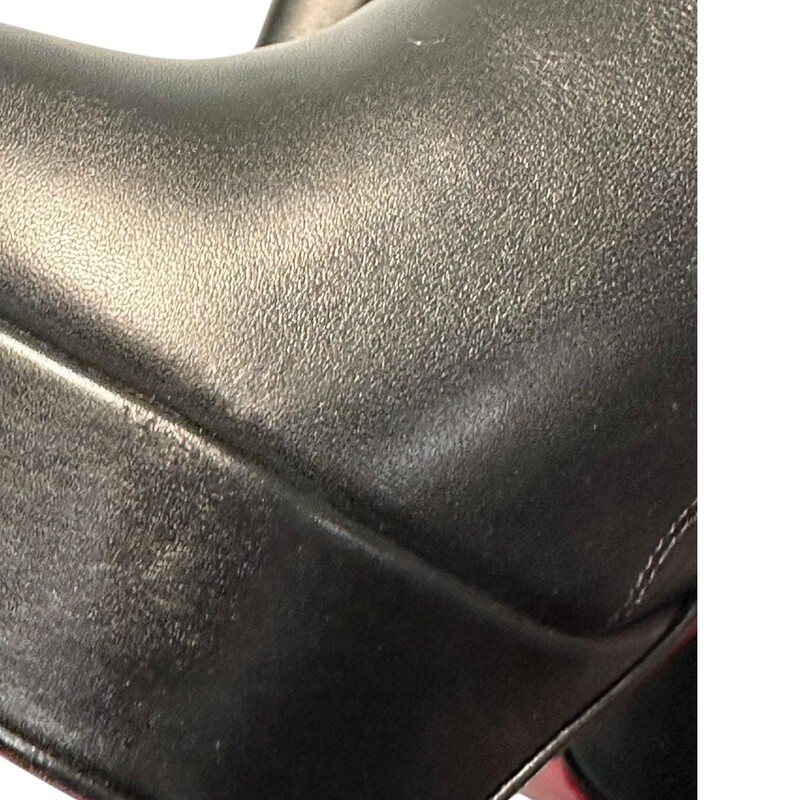 Louboutin Shiny Calfskin Lady 120 Boots

In very good condition. Light wear to the red bottoms. Light crinkling of leather throughout the boot.

Size 38.5

Comes with original box.