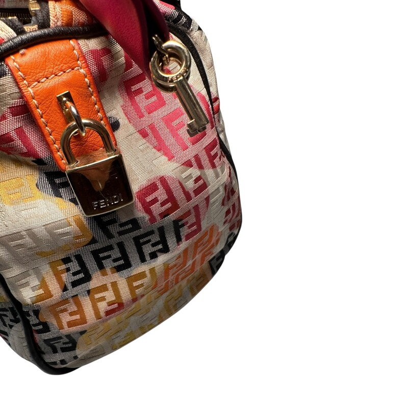 Fendi Zucca Boston Mini Print Floral

Wear to the canvas around the corners of the handbag.

Dimensions:
9.84 L x 5.51 W x 7.09 H
Strap drop 5.5

Date Code: 8BL068/HQG 128/2305

Does not come with original dust bag or box.