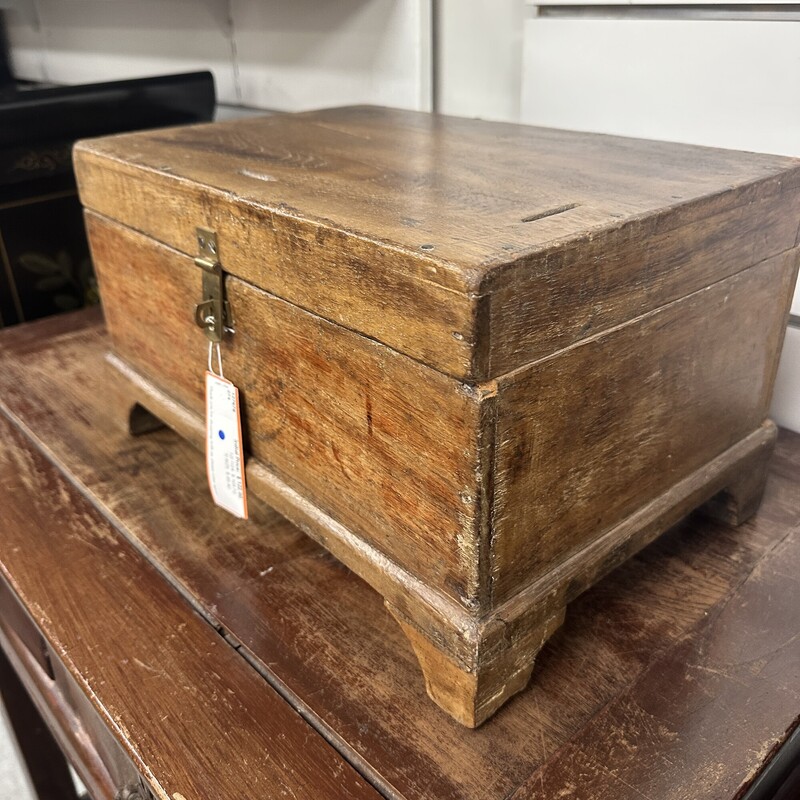 Wooden Tool Box, Vintage... no key/lock included.<br />
Size: 15x10x9