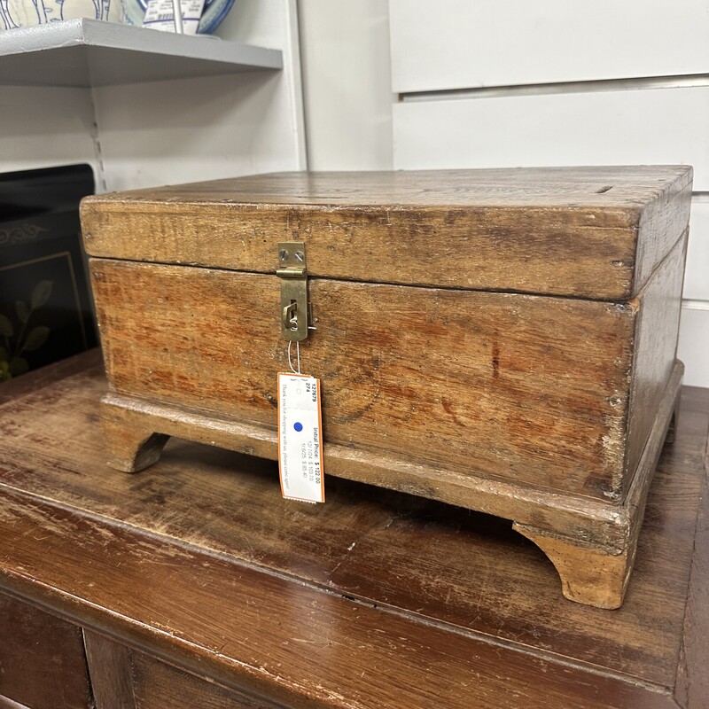 Wooden Tool Box, Vintage... no key/lock included.
Size: 15x10x9