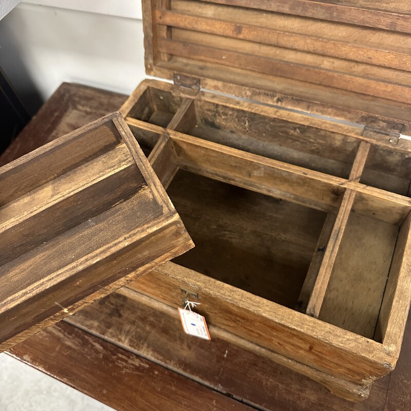 Wooden Tool Box, Vintage... no key/lock included.
Size: 15x10x9