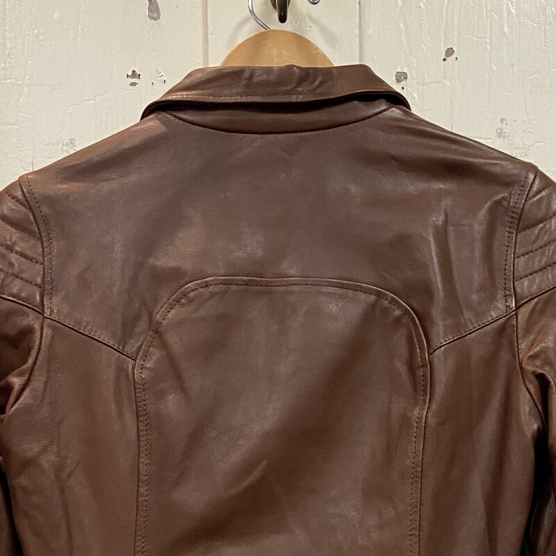 Brw Italian Lther Coat<br />
Brown<br />
Size: M R $200