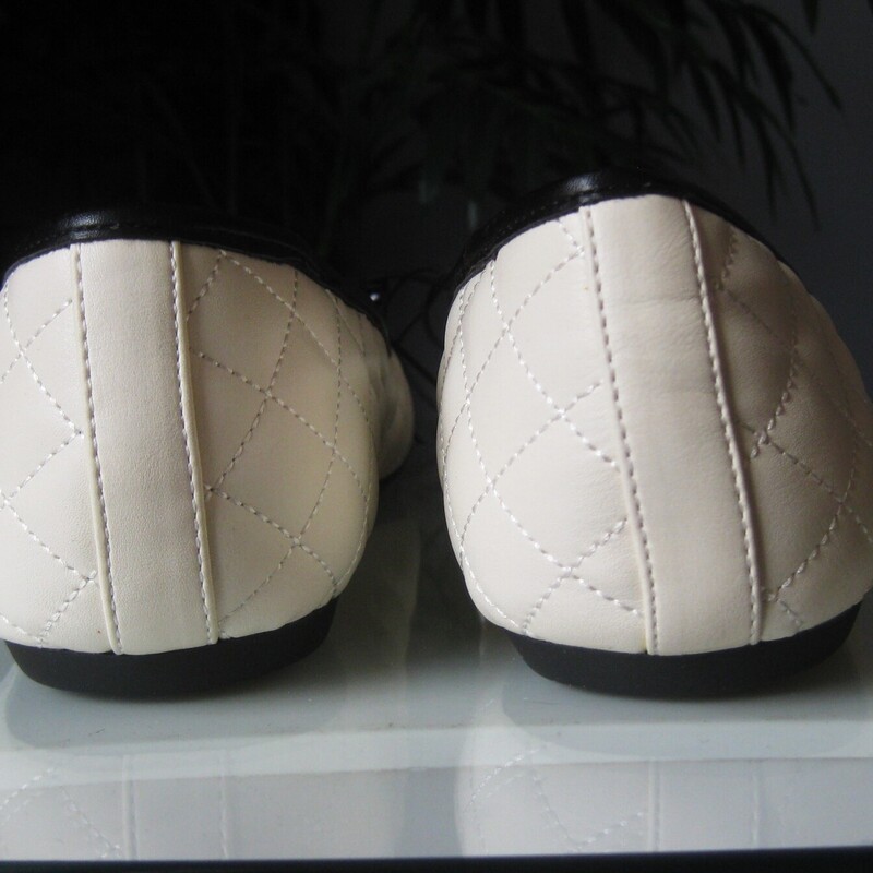 get that designer look for WAY less with these classic quilted cap toe flats.<br />
White quilted upper with black patent cap toe and a little bow.<br />
size 12 M<br />
Brand new.<br />
Won't be shipping in the box, pls get in touch if you need the box so I can adjust the shipping.<br />
<br />
thanks for looking!<br />
#81449