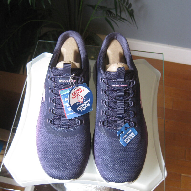 Brand new size 11<br />
Skechers navy blue and pink ombre sneakers<br />
<br />
I am showing the box for Informations purposes only.<br />
If you would like me to send them in the box, please get in touch before purchasing as the shipping cost will have to be adjusted.<br />
<br />
thanks for looking!<br />
#800873