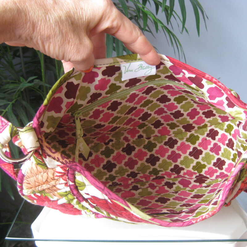 Pretty Vera Bradley saddle bag in Hello Dahlia<br />
the bag has a roundish shape and a big flap with a branded metal ring.<br />
closes with two hidden magnetic snaps<br />
Strap adjusts from 14 to 24<br />
2 slip pockets outside<br />
3 slip pockets inside and 1 zippered pocket<br />
<br />
like new condition!<br />
thanks for looking!<br />
#80379