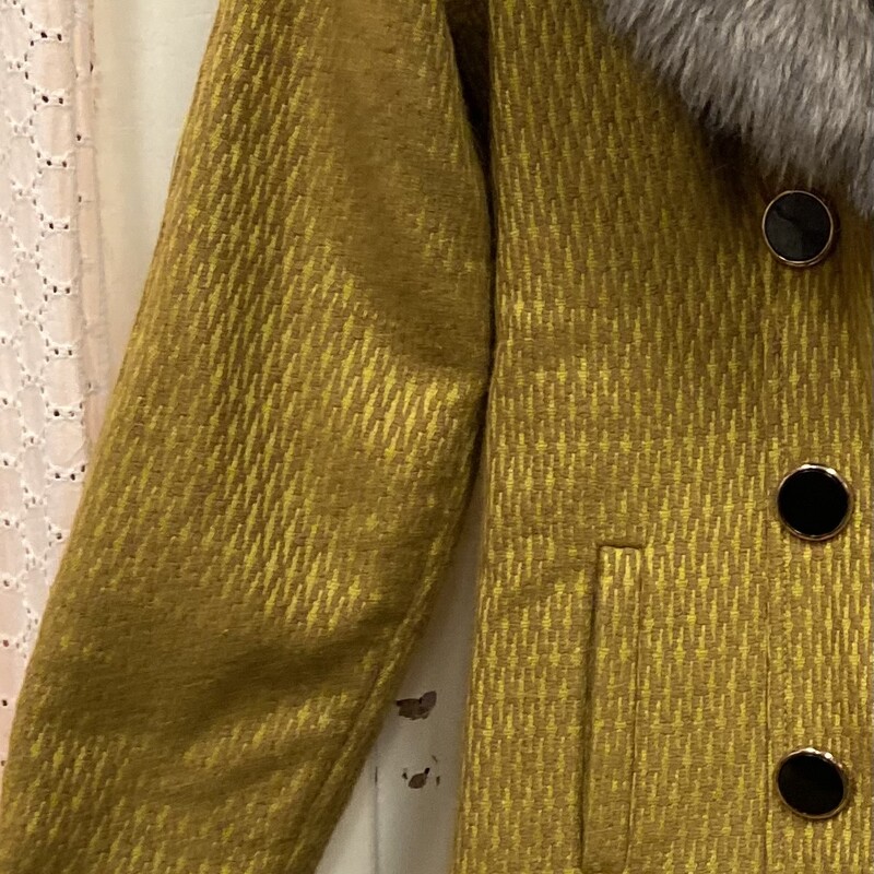 Must Wool Faux Fur Coat<br />
Mustard<br />
Size: M