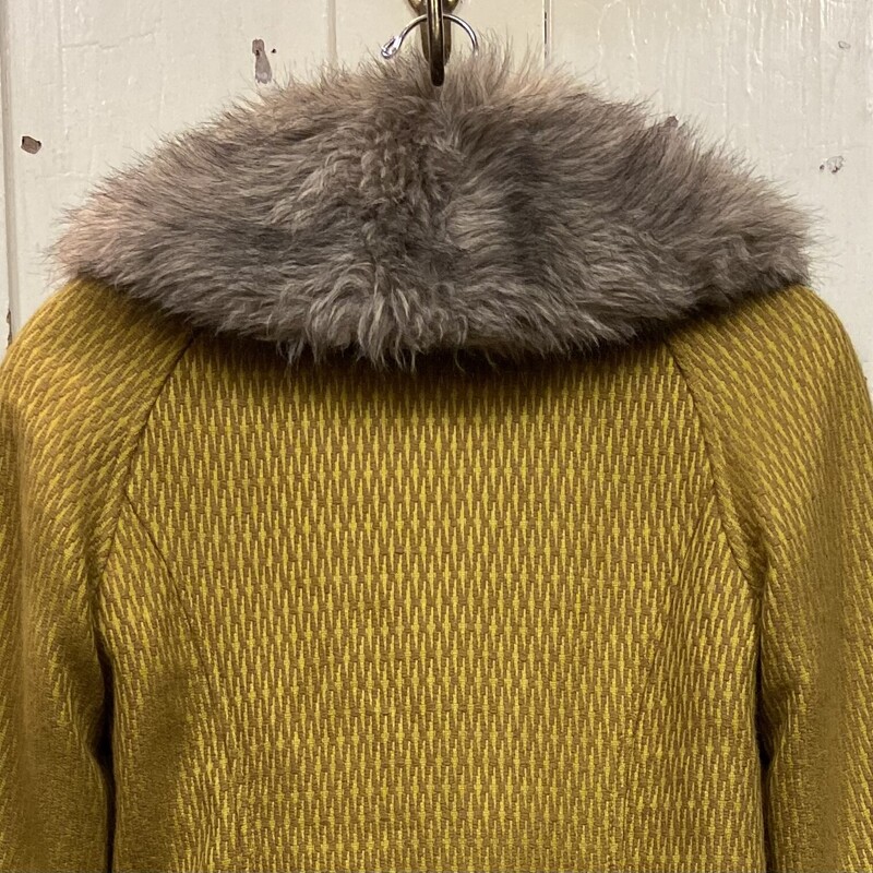 Must Wool Faux Fur Coat<br />
Mustard<br />
Size: M