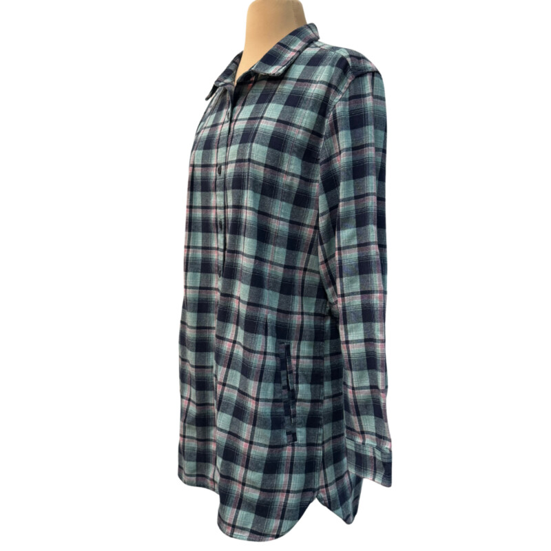 Stillwater Tunic Shirt<br />
With Pockets!<br />
Plaid Pattern<br />
Colors: Mint, Navy, and Pink<br />
Size: Large