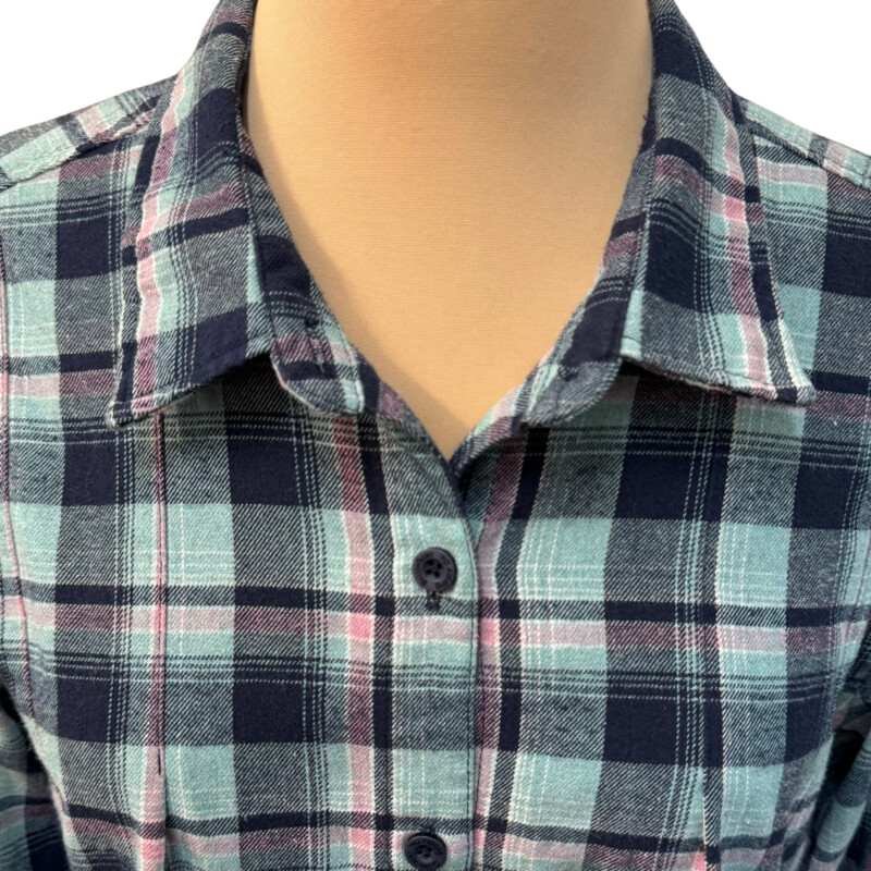 Stillwater Tunic Shirt<br />
With Pockets!<br />
Plaid Pattern<br />
Colors: Mint, Navy, and Pink<br />
Size: Large