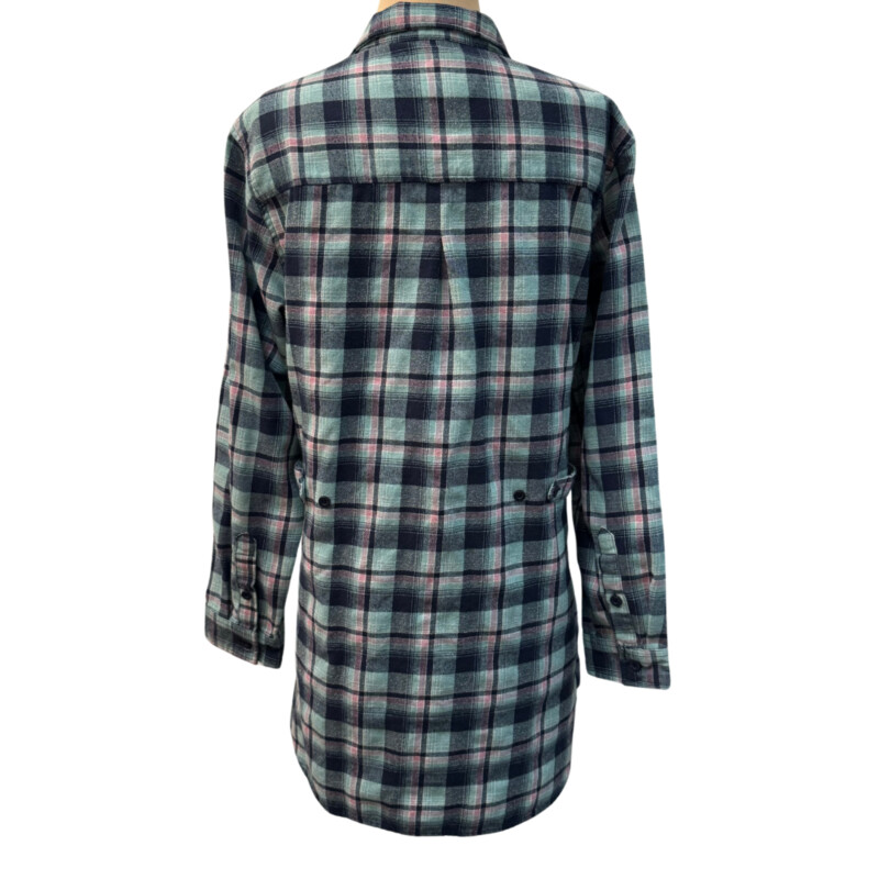 Stillwater Tunic Shirt<br />
With Pockets!<br />
Plaid Pattern<br />
Colors: Mint, Navy, and Pink<br />
Size: Large