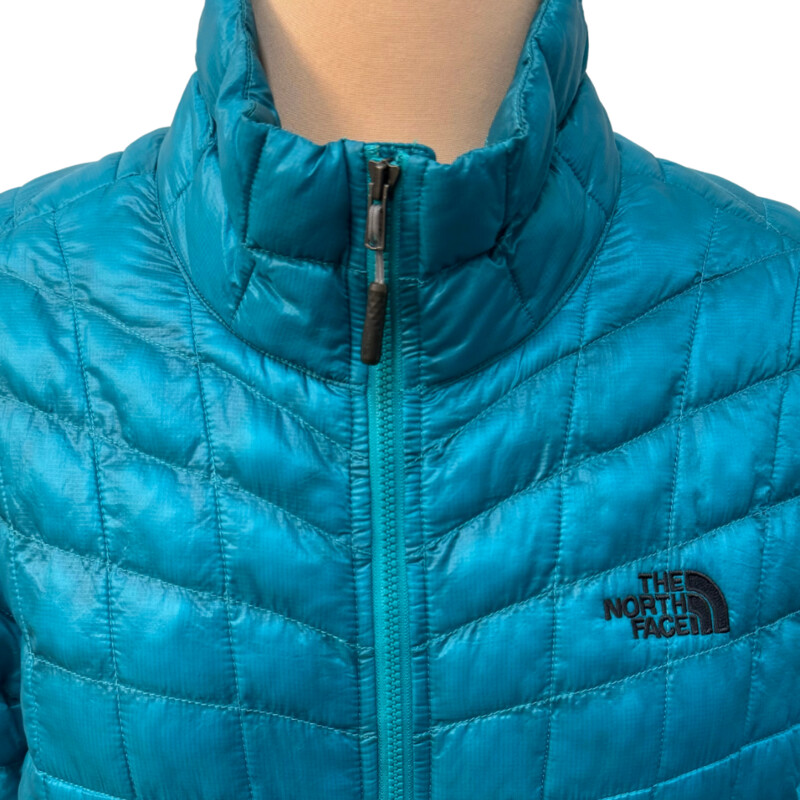 North Face Puffer Jacket<br />
Zippered Pockets<br />
Beautiful Turquoise Color<br />
Size: Large