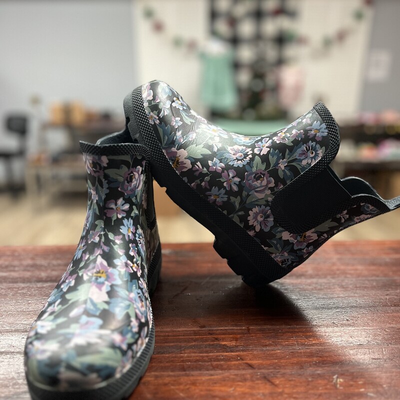 9 Navy Floral Rain Boots