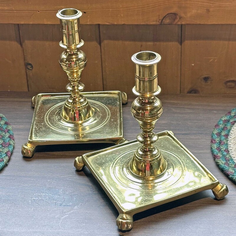 Vtg Colonial Williamsburg Candle Holders

Pair of Brass Williamsburg Metal Works Candle Holders

7 Inches Tall