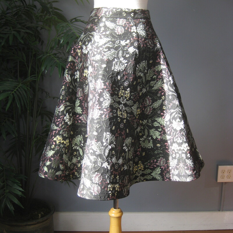 Bright&Beautiful Embrd, Blk, Size: XS
Gorgeous dramatic skirt, perfect for winter parties.
Stiff floral embroidered brocade fabric and full cut makes the skirt stand away from the body without the needed for petticoats or crinolines.
Black base color with soft greens, yellows and deep plum embroidery.
Really well made with a side zipper closure and two side pockets
Lined

marked size 4
flat measurements:
waist: 13.5
hip: 24.5
length: 28.5

Thanks for looking!
#80743