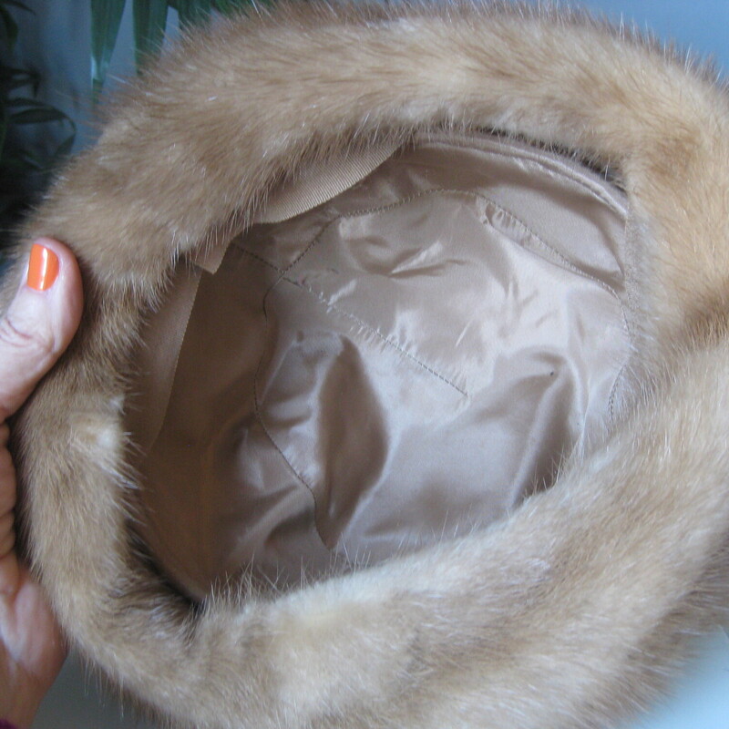 Vtg Fur, Brown, Size: None
Nice beige mink hat
Excellent condtion!
No tags
inner hat band measures 19.25 around
should fit like a pillbox, a little back on the head.
Very warm!

thanks for looking!
#81759